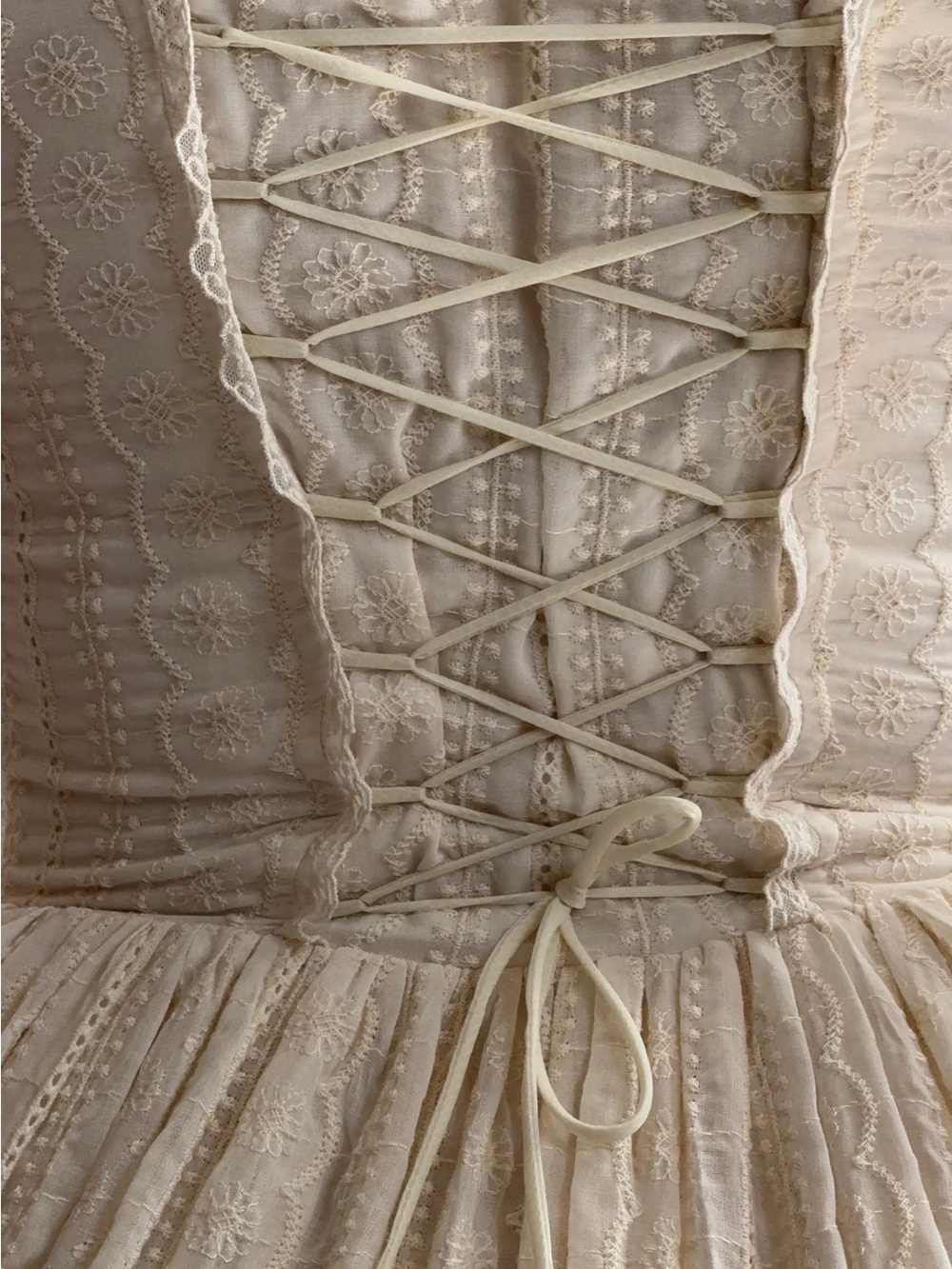 Fae Midi Dress in Chantilly - Picture 9 of 10